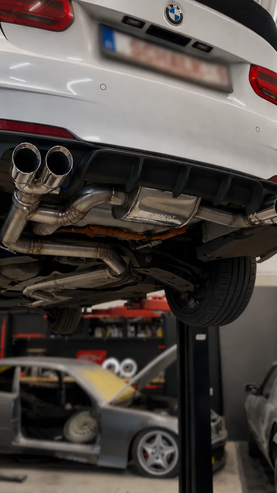 BMW 330e F30 2015 — Custom 3 inch uitlaatlijn met pneumatisch kleppensysteem & downpipe
